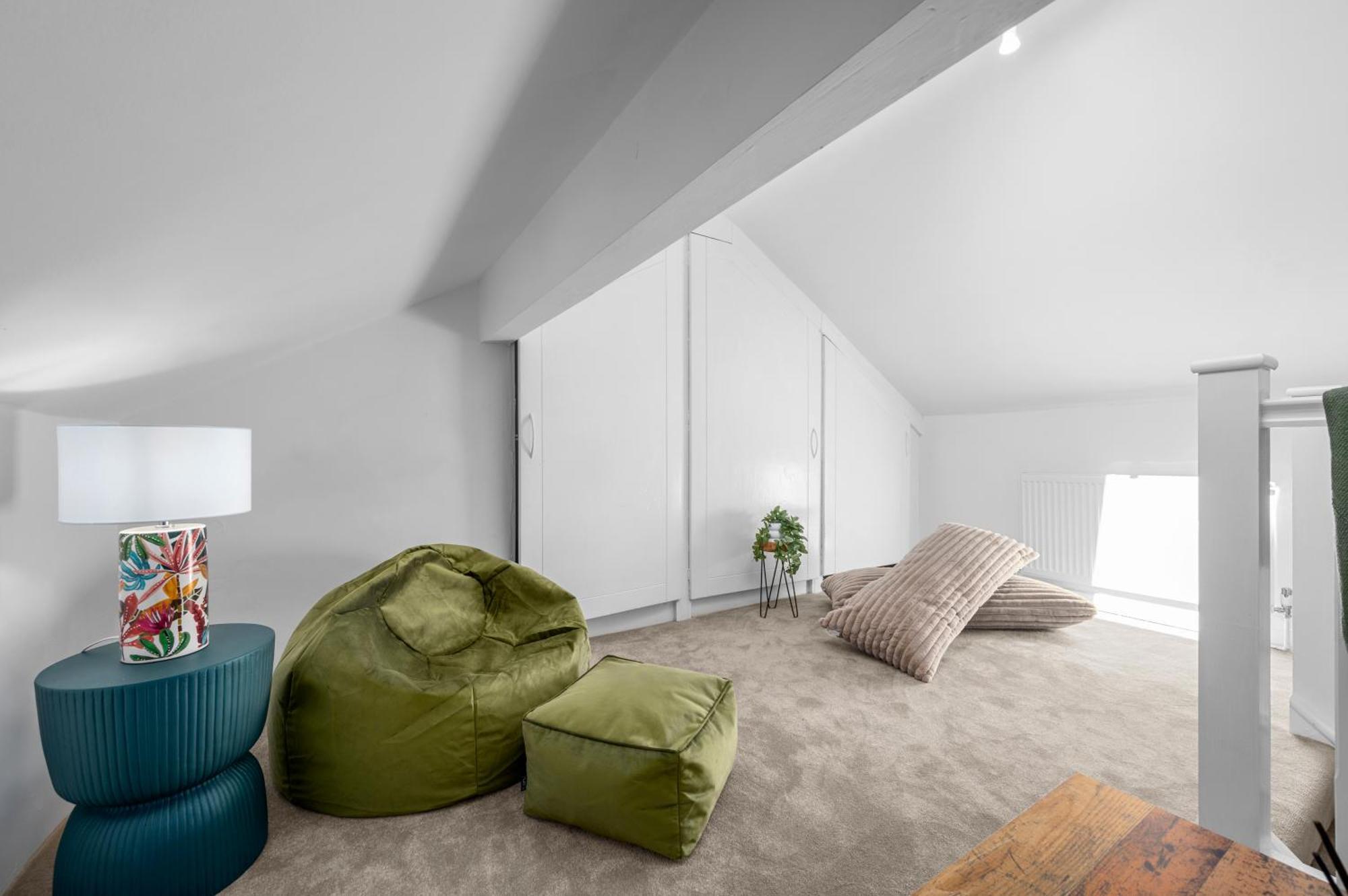 New Listing - Stunning Prestwich Retreat - Sleeps 7 Holiday home