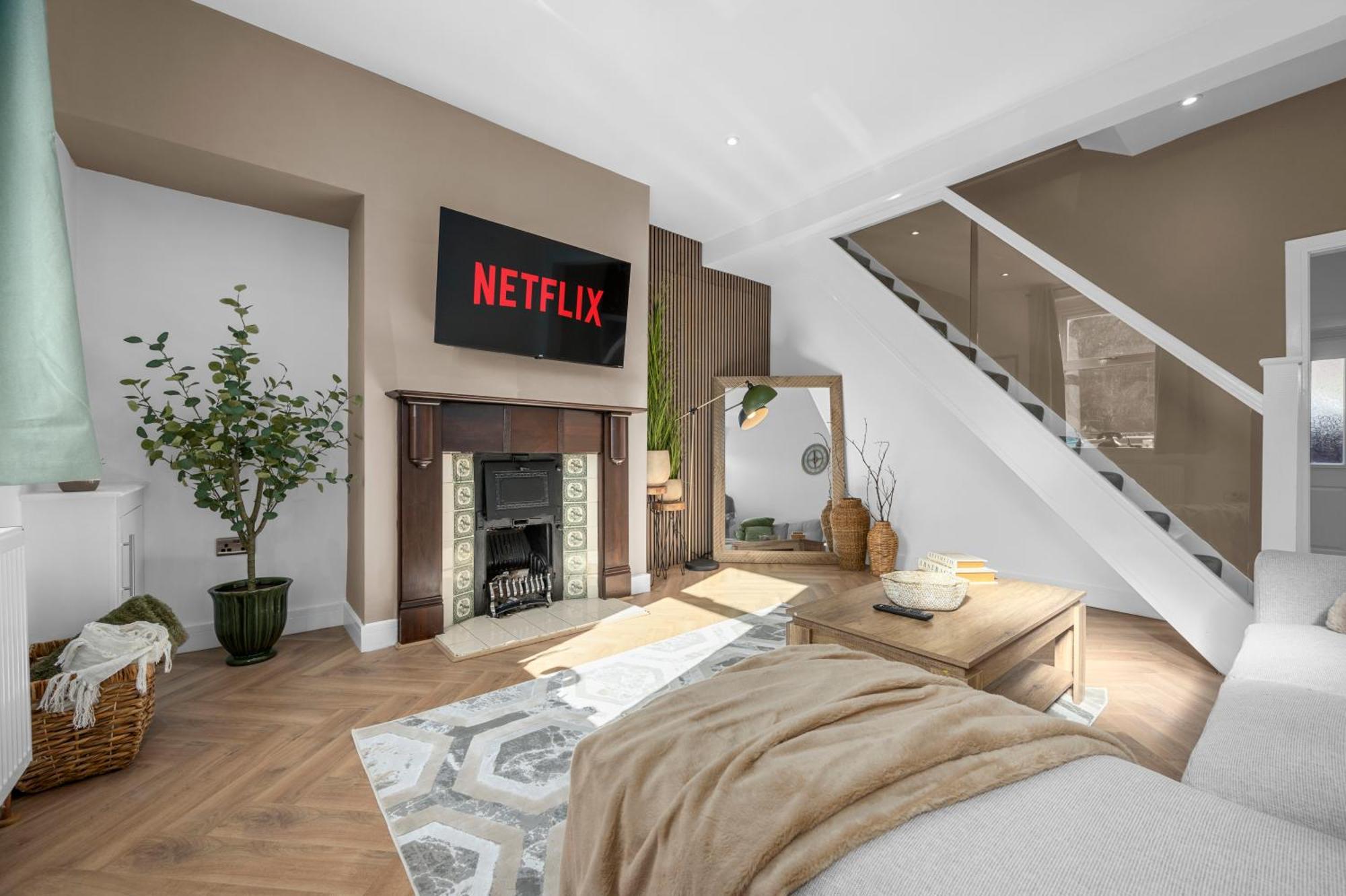 Holiday home New Listing - Stunning Prestwich Retreat - Sleeps 7 Manchester